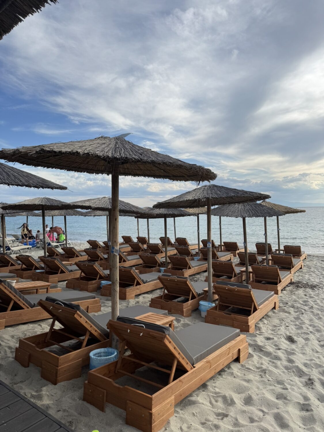 Ξύλινες ξαπλώστρες για beach bar και ξενοδοχεία