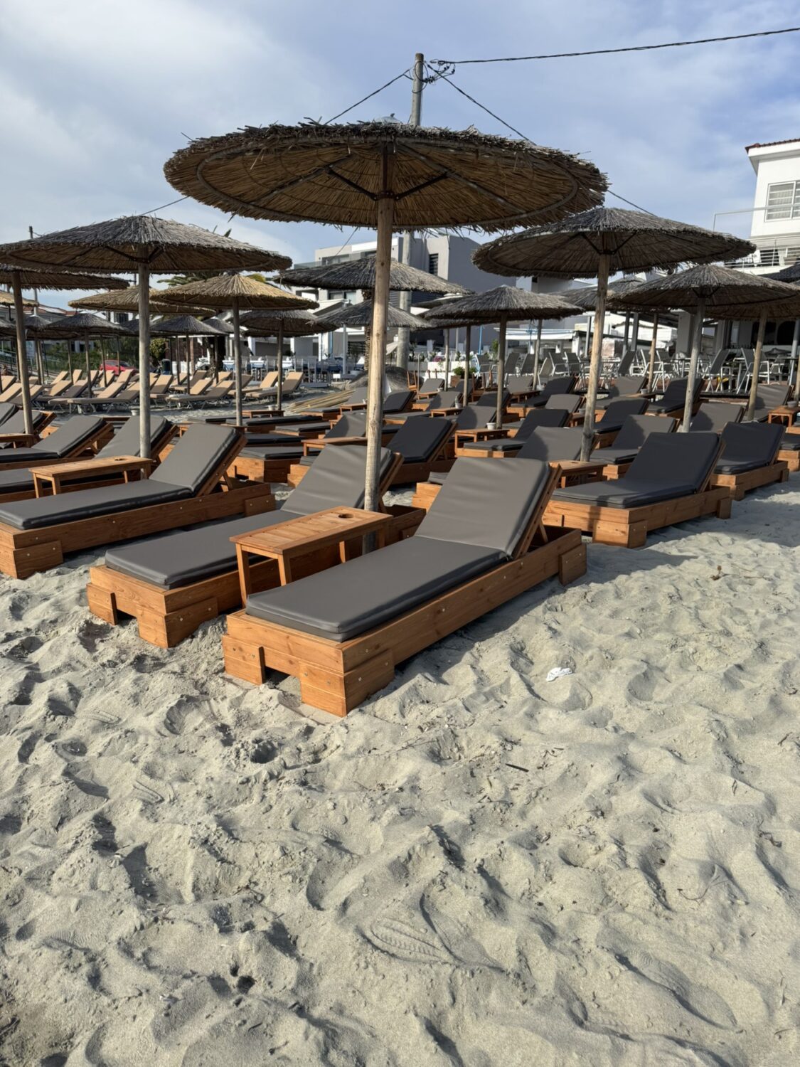 Ξύλινο τραπεζάκι ομπρέλας