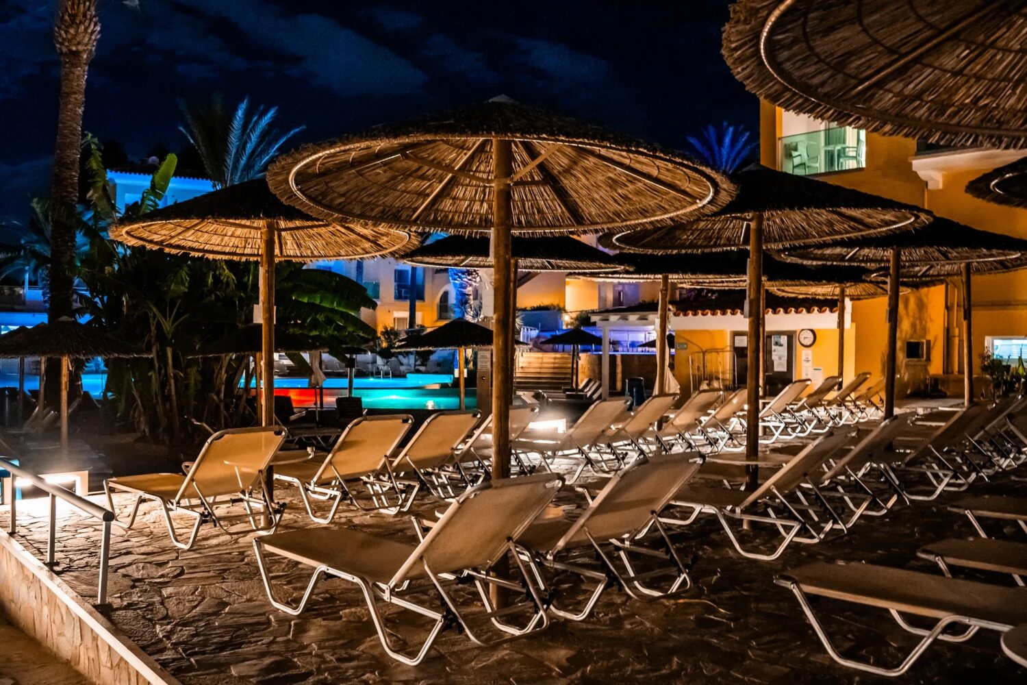 Ξύλινες ξαπλώστρες για beach bar και ξενοδοχεία