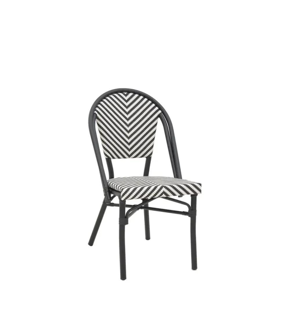 Καρέκλα από μαύρο αλουμίνιο.