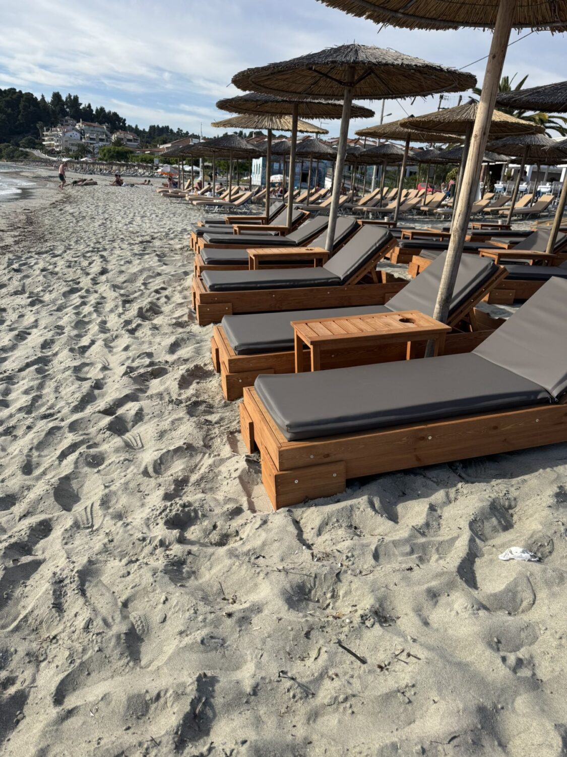 Ξύλινο τραπεζάκι ψάθινης ομπρέλας