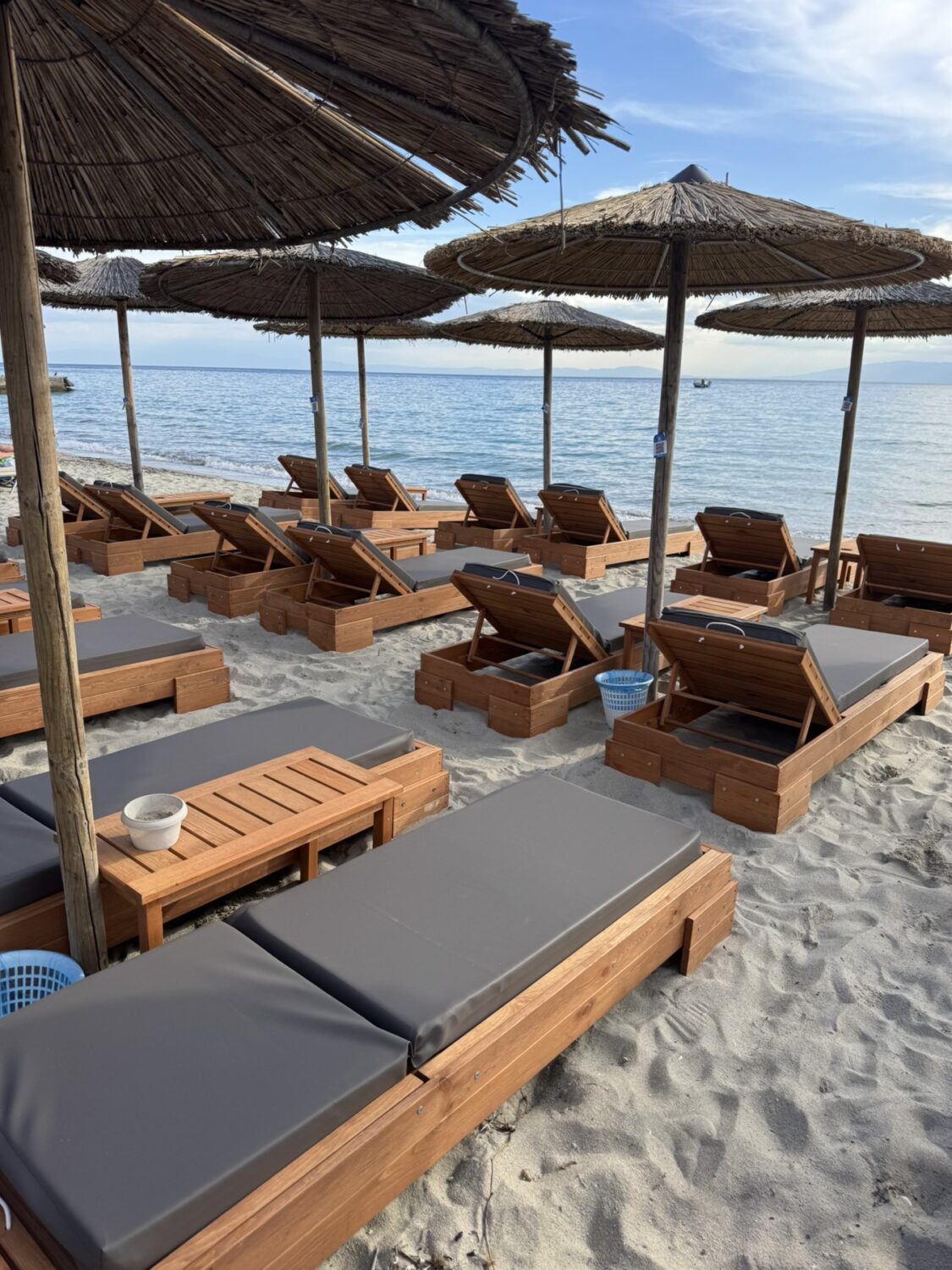 Ξύλινο τραπεζάκι ψάθινης ομπρέλας